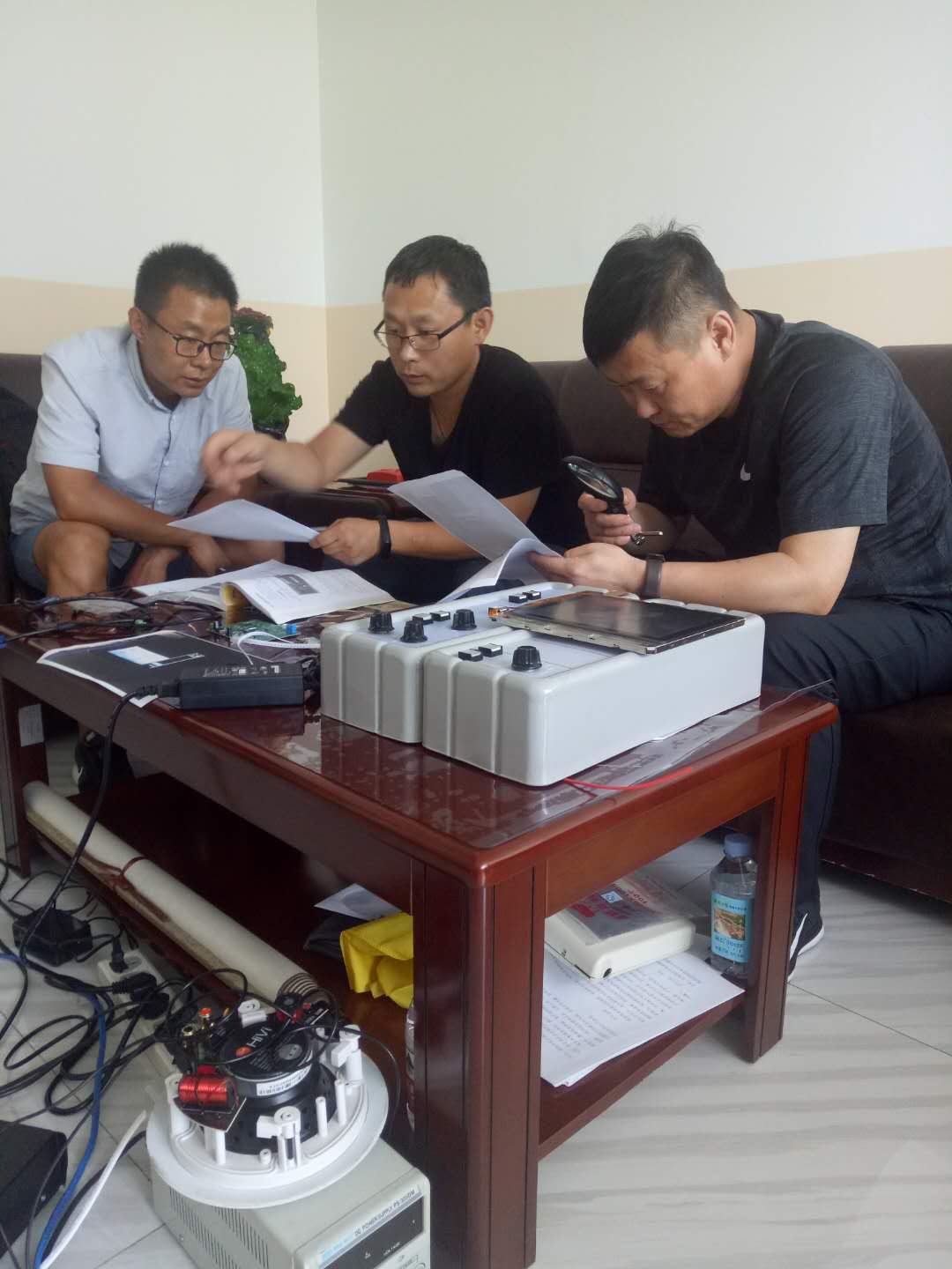 公司領導與技術人員正在研究設備改進的新方案